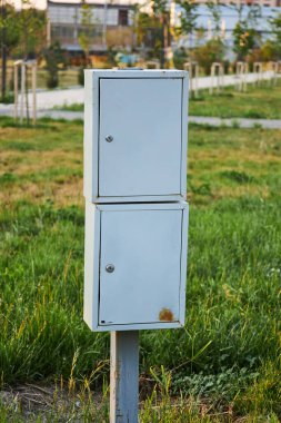 Şehir parkında iki küçük metal kutu elektrik kabini, dağıtım dolabı.. 