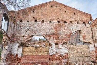 1912 'de yıkılmış tuğla bina terk edilmiş. Eski sanayi tesislerinin pencereleri olan duvar, ağaçlarla kaplı Cam Fabrikası alanı, Krasnoyarsk, Hafıza 13 Bortsov. 