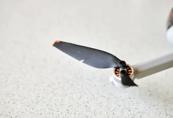Fırçasız motorun kırık pervaneleri, kuadkopter bıçaklar. Drone onarımı