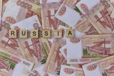 Beş bin Rus Rublesi banknotunun arkaplanı. Üzerinde RUSSIA yazıyor. Tahta bloklar, üst manzara, kopyalama alanı. Döviz kurları, nakit birikimi, bankacılık sistemi