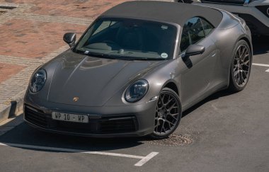 Porsche 911 Cabriolet Akik Akik rengi yolun kenarına park edilmiş. Cape Town, Güney Afrika - 31 OCT 2023