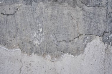 Çatlak beton duvar, gri arkaplan, beton duvardan alçı çıkarmak, kaba yüzey dokusu. Eski konut ve dairelerin yenilenmesi. Onarım, DIY onarımları