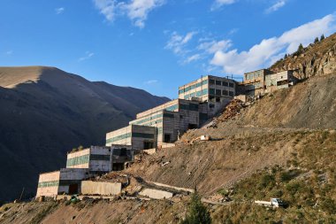 Kurşun zenginleştirme, konsantrasyon tesisi, Ak-Tyuz, Kırgızistan 'daki eski çağlayan fabrika binası. Şimdi terk edilmiş, Sovyetler Birliği 'nden bir askeri sanayi tesisi.. 
