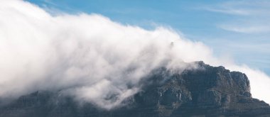 Tafelberg, Büyük Bulutlu Masa Dağı. Güney Afrika, Cape Town 'da sisle kaplı. Bayrak, doğal manzara, mavi gökyüzü