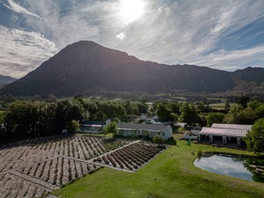 Görkemli dağ sırasına sahip kırsal alan. gayrimenkul, birkaç yapı, konut binaları ve tarım ek binaları, gölet, yeşillik tarlaları. Huzur, doğal güzellik. Hava manzarası, lavanta