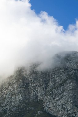 Tafelberg, Büyük Bulutlu Masa Dağı. Güney Afrika, Cape Town 'da sisle kaplı. Bayrak, doğal manzara, mavi gökyüzü