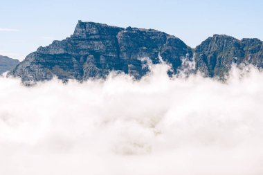 Tafelberg, yakın çekim Masa Dağı, büyük bulut, sis içinde, Cape Town, Güney Afrika, doğal manzara, mavi gökyüzü