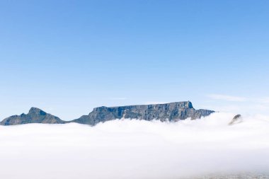 Tafelberg, yakın çekim Masa Dağı, büyük bulut, sis içinde, Cape Town, Güney Afrika, doğal manzara, mavi gökyüzü