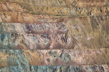 Jeolojik oluşumun yakın plan görüntüsü, katmanlı katman tabakası, renk ve doku çeşitliliği, griden kahverengiye kadar değişiyor. katmanlar yatay çizgi, doğal arkaplan, jeoloji kaya dokusu, açık çukur yüzeyi