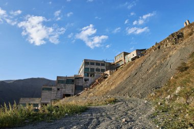 Kırgızistan, Ak-Tyuz 'daki eski çağlayan fabrikası. Şimdi terk edilmiş, Sovyetler Birliği 'nden bir askeri sanayi tesisi. Öncü zenginleştirme, Yoğunlaştırıcı bitki