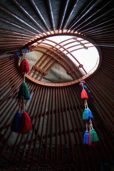 Tunduk, Kırgız yurdunun üst kısmı, içeriden görüş. Kırgızistan 'ın ulusal sembolü, göçebe.