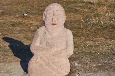 Kurgan stelae, Kırgızistan 'daki özel koruma altındaki arkeoloji ve mimari kompleksi Burana Kulesi' nin bölgesindeki Balbal tarihi taşı.