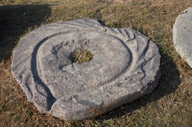 Kırgızistan 'daki özel olarak korunan arkeoloji ve mimari kompleksi Burana Kulesi topraklarındaki antik değirmen taşı