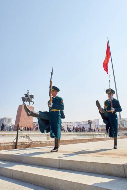 Ala-Too 'nun ana meydanında Onur Muhafızlarının değişmesi. Bishkek, Kırgızistan - 21 Mart 2023