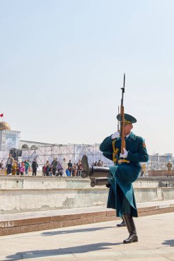 Ala-Too 'nun ana meydanında Onur Muhafızlarının değişmesi. Bishkek, Kırgızistan - 21 Mart 2023