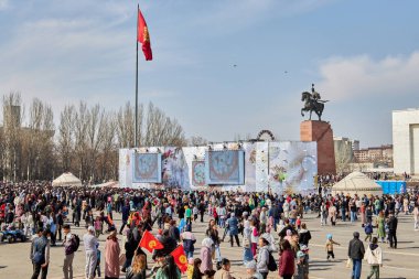 Nooruz kutlaması, Ala-Too şehir meydanındaki kalabalık. Astronomik güneş takvimine göre bahar ve yeni yılın gelişini kutluyoruz. Bishkek, Kırgızistan - 21 MAR 2023