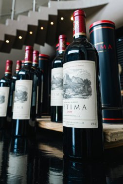 Şaraphanedeki farklı koleksiyonlardan gelen şarap şişeleriyle sergi salonu. Koleksiyonluk kırmızı şarap, Anthonij Rupert Wyne, Optima. Güney Afrika - 27 OCT 2023