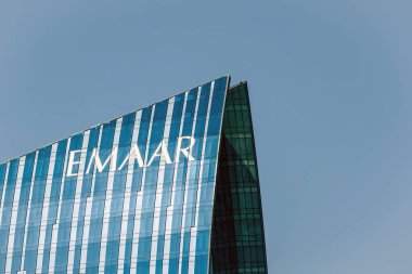 Cam bina üzerine Emaar Emlak logosu. Dubai, BAE - 1 NOV 2023