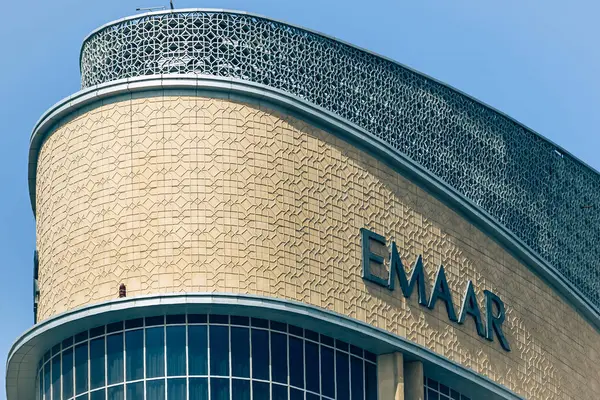 Emaar Emlak logosu inşaatta. Dubai, BAE - 1 NOV 2023