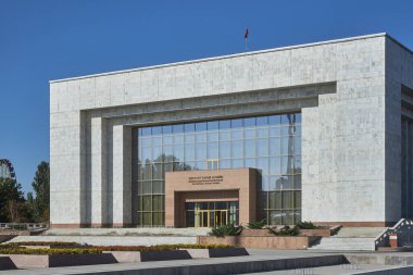 Kırgız Cumhuriyeti Ulusal Tarih Müzesi binası. Ala-Too, ülkenin ana meydanı, Bishkek, Kırgızistan. İnsan yok, hiç kimse yok. Dikdörtgen bina, şehir mimarisi.