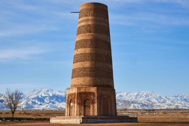 Burana Kulesi, Karakanid Devleti 'nin minaresi. Turistik bir yer, Kırgızistan şehir simgesi. Buranin harabeleri, Balasagun antik kenti