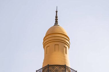 Müslüman bir caminin kum renkli minaresi gökyüzü arka planına karşı. Dubai, BAE