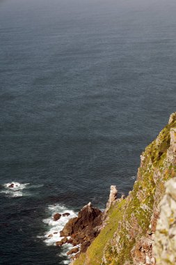 Dik yamaçlar, okyanusla çevrili uçurumlar. deniz manzarası