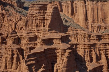 Aşınmış kumtaşı oluşumları, kanyon arka planı. Doğal manzara.