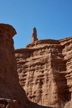 Aşınmış kumtaşı oluşumları, kanyon arka planı. Doğal manzara.