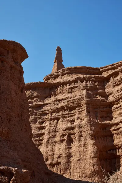 Aşınmış kumtaşı oluşumları, kanyon arka planı. Doğal manzara.