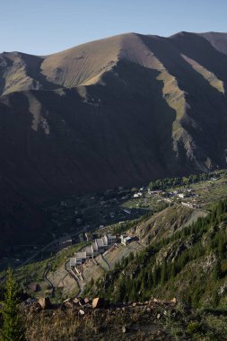 Kurşun zenginleştirme, konsantrasyon tesisi, Ak-Tyuz, Kırgızistan 'daki eski çağlayan fabrika binası, tepeden aşağı manzara. Şimdi terk edilmiş, Sovyetler Birliği 'nden bir askeri sanayi tesisi.. 