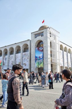 Nowruz kutlaması, insanlar yürüyor, Ala-Too şehir meydanı. Pankarttaki yazı: Nooruz Mutlu Tatiller. Tatil kutlaması. Bishkek, Kırgızistan - 21 MAR 2023