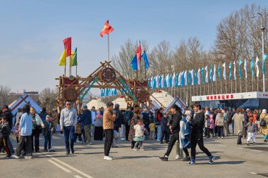 Nooruz kutlaması, Ala-Too şehir meydanındaki kalabalık. Astronomik güneş takvimine göre bahar ve yeni yılın gelişini kutluyoruz. Bishkek, Kırgızistan - 21 MAR 2023