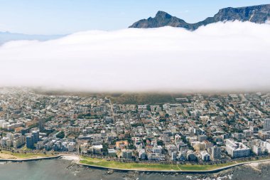 Cape Town şehir manzarası, hava manzarası. Şehir manzarası, bulutlu dağ