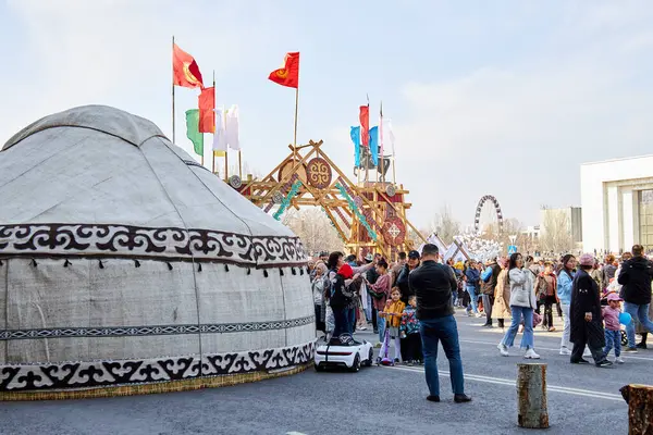 Nooruz kutlamaları, Ala-Too şehir meydanındaki geleneksel göçebe yurdunun yakınındaki kalabalık. Tatil kutlaması. Bishkek, Kırgızistan - 21 MAR 2023