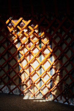Kerege - Yurt içinde ahşap iç kaskatı kaburgalar. Işık ve gölge. Geleneksel göçebe konutları