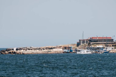 Güney Afrika 'da Atlantik kıyısında tekneleri olan küçük bir taş iskele.