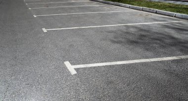 Park yerleri için açık yol işaretleri, boş otopark