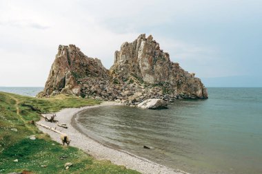 Şamanka Kayası, Burkhan Burnu, Baykal Gölü 'ndeki Olkhon Adası. Yaz doğal manzarası
