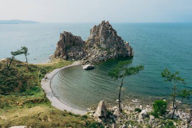 Yaz doğal manzarası, Şamanka kayası, Burkhan Burnu, Olkhon Adası, Baykal Gölü.