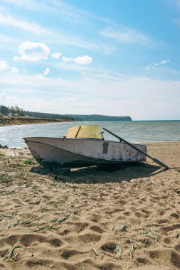 Eski kayık kumsalda duruyor, Baykal gölü kıyısında.