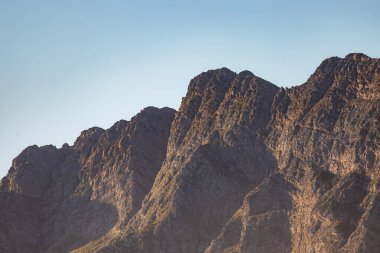 Gün batımında Afrika dağları. Altın saat doğal manzara