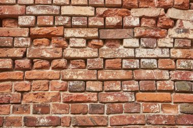 Eski kırmızı tuğla duvar arka planı, düzensiz tuğla işçiliği