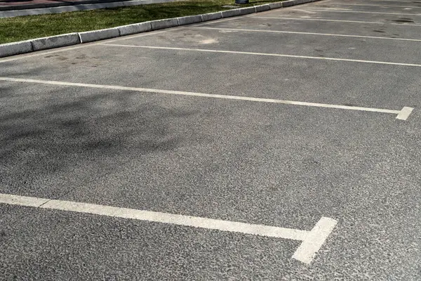 Park yerleri için açık yol işaretleri, boş otopark