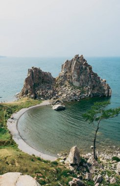 Şamanka Kayası, Burkhan Burnu, Baykal Gölü 'ndeki Olkhon Adası. Yaz doğal manzarası