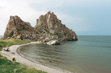 Baykal Gölü 'ndeki Olkhon Adası' ndaki Şamanka kayası. Yaz doğal manzarası