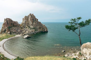 Şamanka Kayası, Burkhan Burnu, Baykal Gölü 'ndeki Olkhon Adası. Yaz doğal manzarası