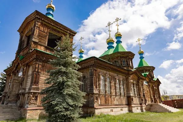 Kırgızistan, Karakol 'daki Kutsal Üçlü Katedrali. Ahşap kilise, mimari. Rus Ortodoks Kilisesi Kırgızistan Piskoposluğu