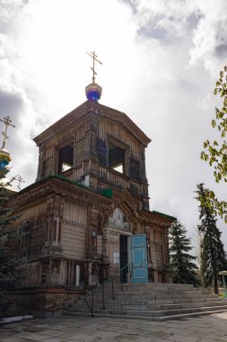 Kutsal Üçlü Katedrali 'ne giriş. Ahşap kilise, mimari. Rus Ortodoks Kilisesi Kırgızistan Piskoposluğu. Karakol, Kırgızistan - 23 Nisan 2025