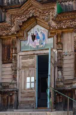Kutsal Üçlü Katedrali 'ne giriş. Ahşap kilise, mimari. Rus Ortodoks Kilisesi Kırgızistan Piskoposluğu. Karakol, Kırgızistan - 23 Nisan 2025